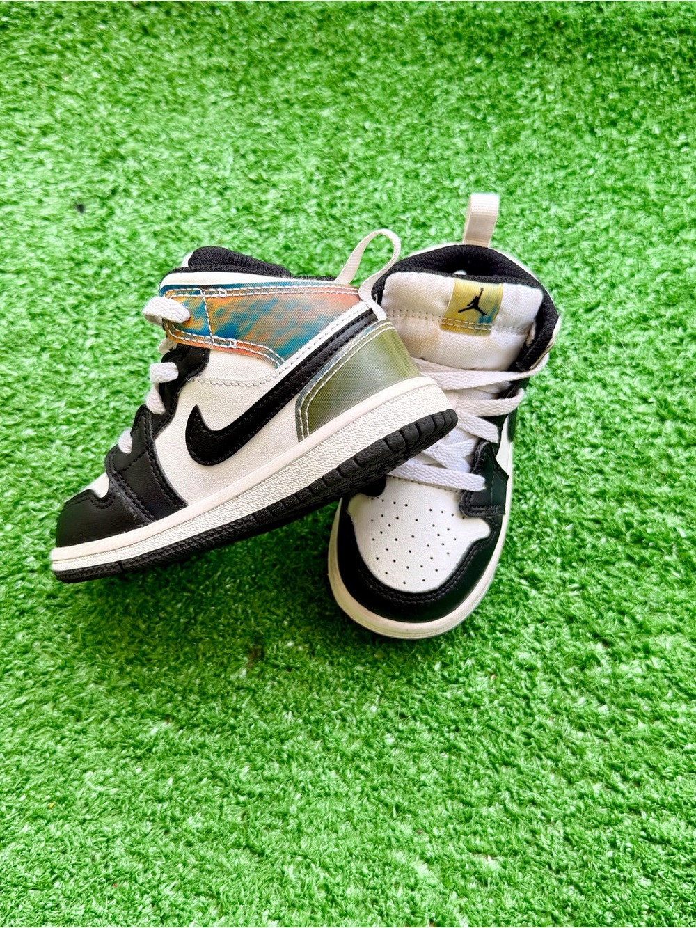 These Nike Jordan 1 Mid SE toddler sneakers
US size 7C